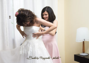 Noemi che aiuta una sposa